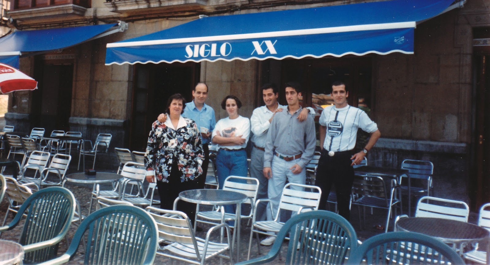 La familia Gómez en el bar