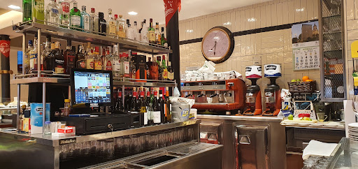 Interior del bar con ambiente tradicional